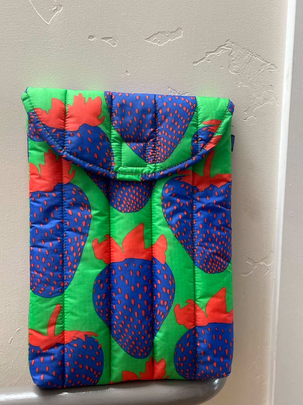 Baggu electric strawberry laptop case 13” - Picture 1 of 2